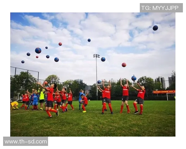 足球明星与孩子们的温馨时刻分享精彩图片和视频合集